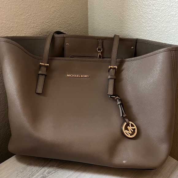 Michael Kors Handbags - MICHAEL KORS TOTE
